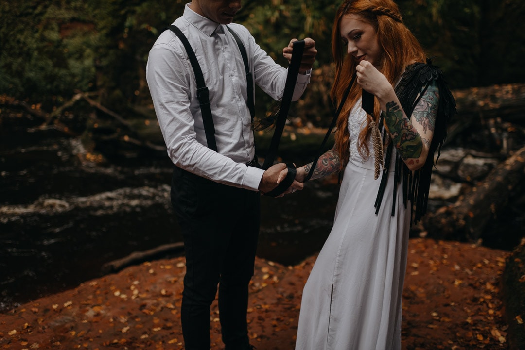 devil's pulpit elopement ceremony - handfasting