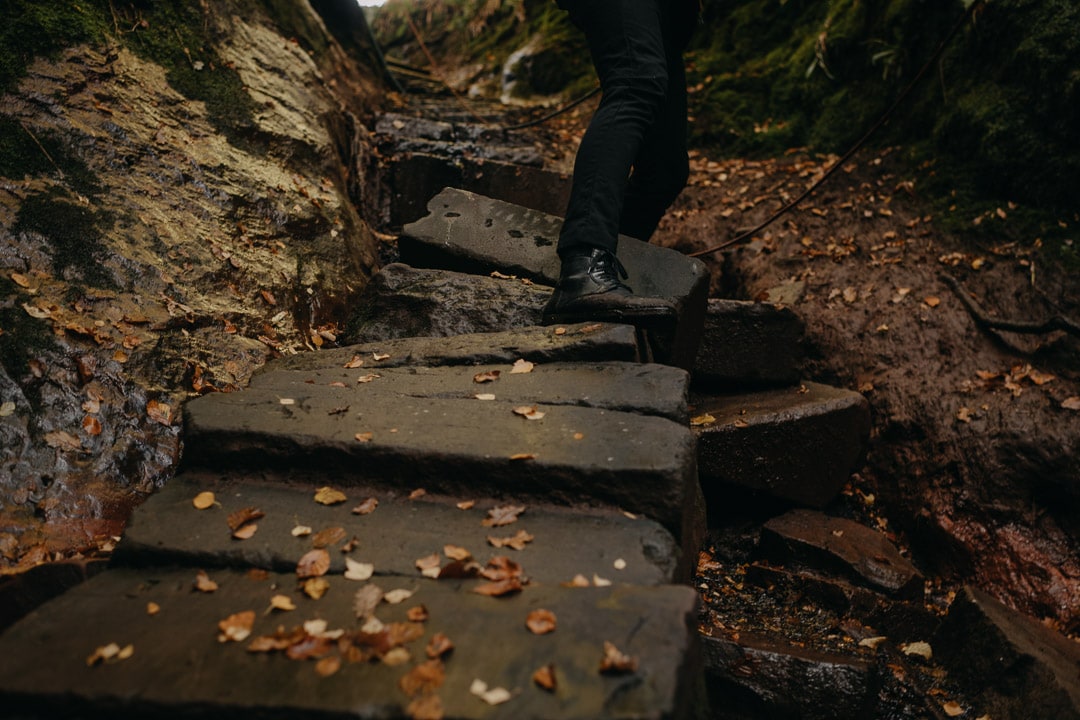 devil's pulpit elopement ceremony - rock climbing down gorge