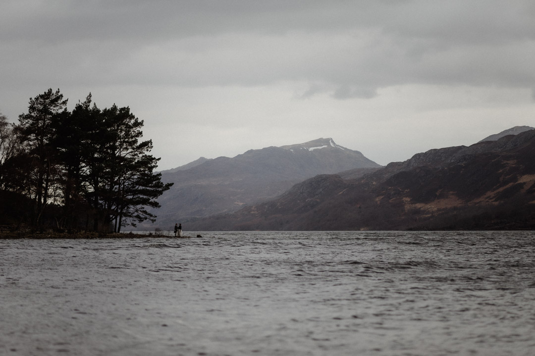 Outlander elopement couple eloping at a loch in Torridon and Assynt